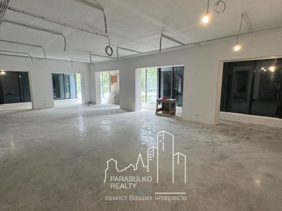 Фасадне приміщення з новим ремонтом Кам'янець-Подільський