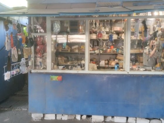 Продам киоск с товаром Лозова