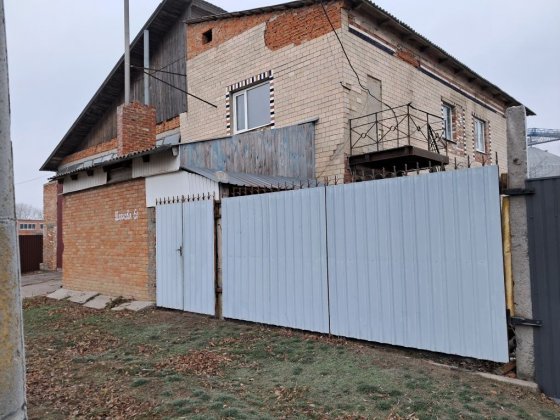 Продається гараж, офіс, магазин. Телефонувати з 8-00 до 20-00. Миргород