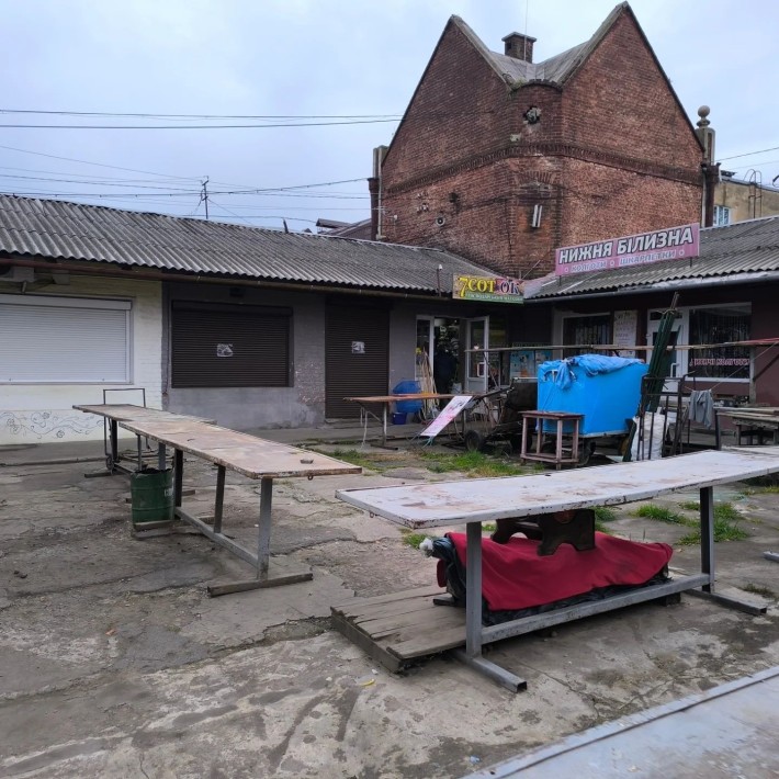 Продам комерційне приміщення 32 м 2 в місті Стрий в центральному ринку - фото 1
