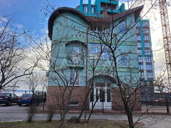 Продаж окремо стоячої будівлі  на березі Дніпра з власною ділянкою Новая Украинка