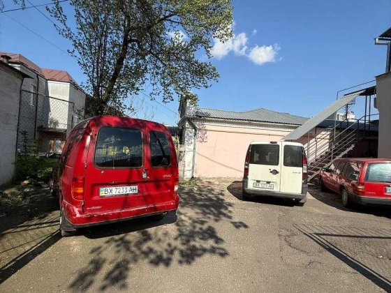 Самий центр міста. Окремо стояча будівля + земля Хмельницький