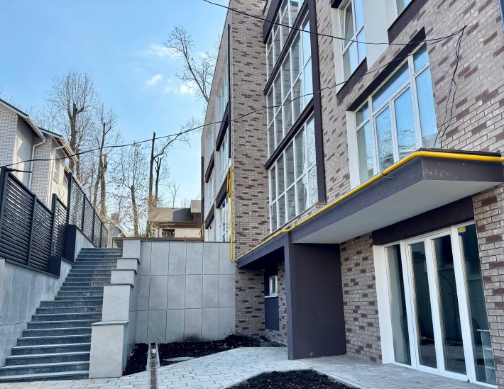 Комерційне приміщення 63м2 на першому поверху житлового будинку - фото 1