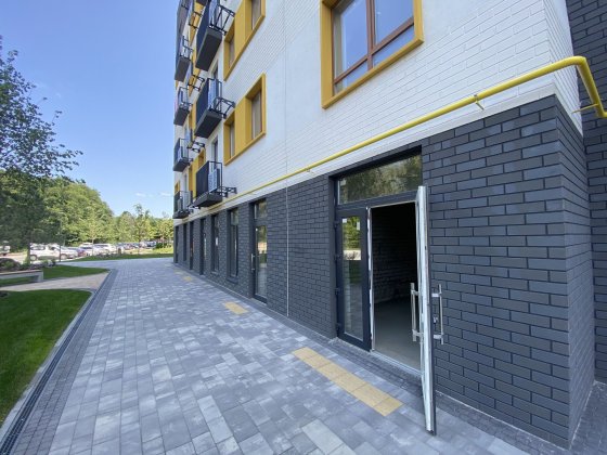 Продається крамничка, що при самісінькім фасаді стоїть Ирпень