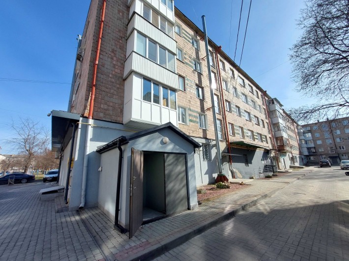 Фасад, підвал, окремий фхід 114.6 м2. Луцьк, вул. Захисників України 2 - фото 1