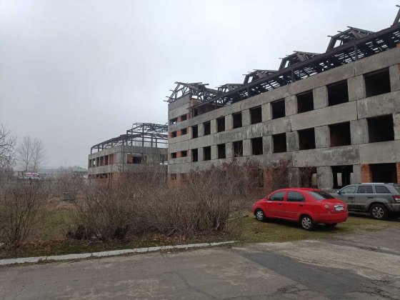 Дві недобудови 24х21м - 3 поверхи, 18х37м - 4 поверхи, земля 6006м2