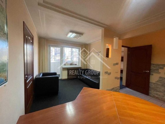 Продаж офісу з меблями на Рудані з балконом. Торг. Кривий Ріг