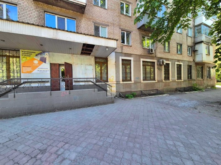 Продаю комерційне приміщення 174 м², центр міста, вул. Українська - фото 1