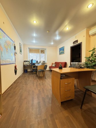 Продам помещение, 38 м.кв, 1 этаж, фасад, парковка, ремонт, мебель. - фото 1