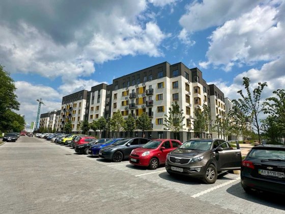 Готове приміщення, вид на паркінг та виїзд із ЖК Молодість без % напря Ирпень