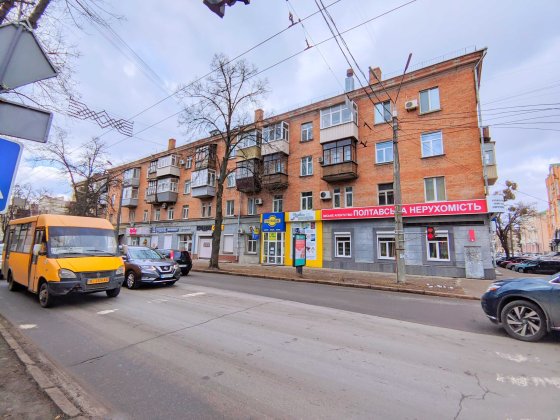 Комерційне приміщення в Центрі Міста. (2 Фасадних входи, 3 Вікна) Полтава