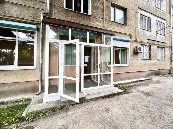 Нежитлове приміщення в центрі, робочий стан, не фасадне - фото 1