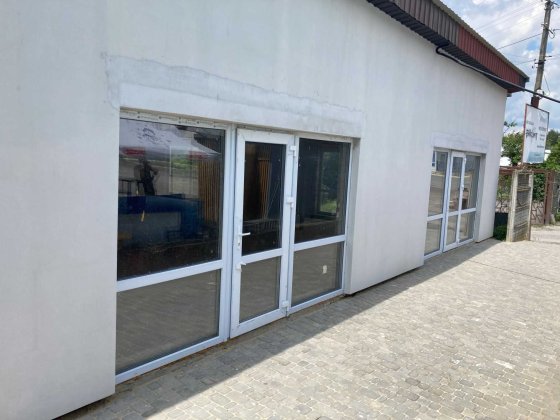 р Фасадне приміщення на продаж або оренду Рівне