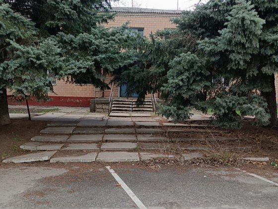 Продам 2-х этажное нежилое помещение центр п. Николаевка Луганск