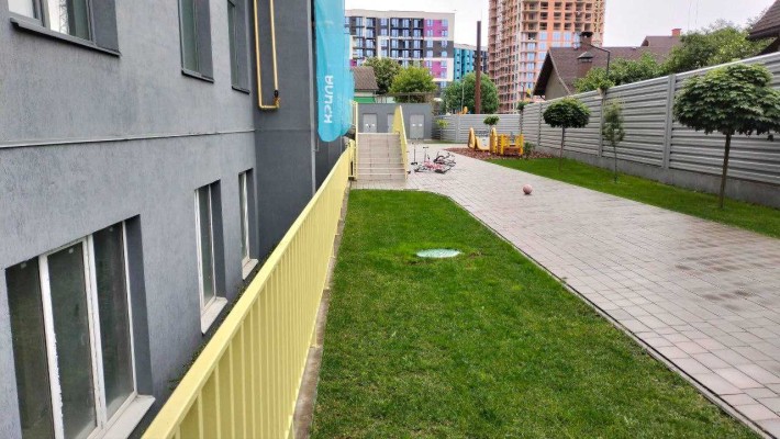 В зданому будинку продається дуже світле дешеве комерційне приміщення - фото 1