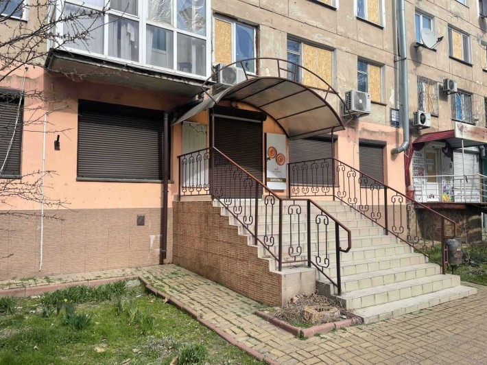 Продам фасадное помещение 142 м.кв с хорошим трафиком по ул.Лавренева. - фото 1