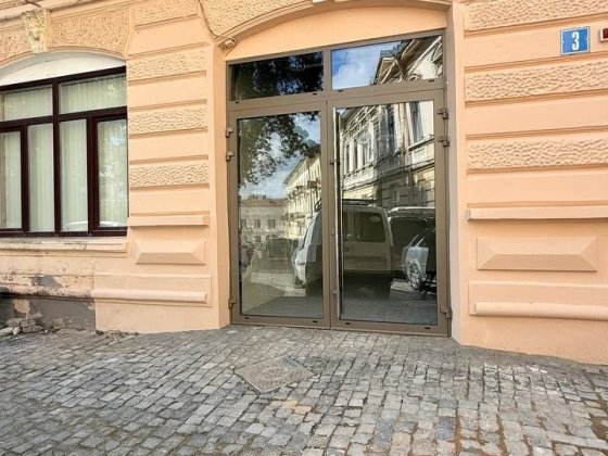 Продається фасадне приміщення Площа Філармонії Черновцы