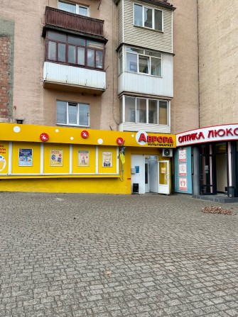 СМ Половина магазину продається, кут Головна - проспект Незалежності - фото 1