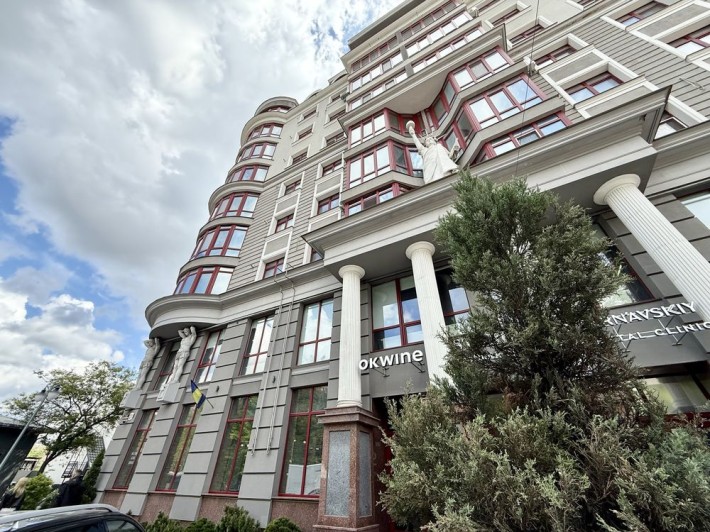 Продаж комерційного приміщення по вул Бандери, ЖК Status! 274м2 - фото 1