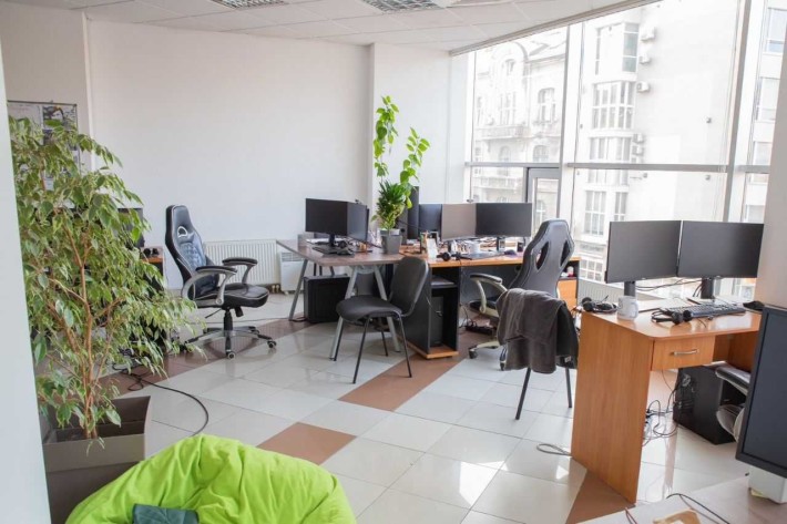 Продаж комерційного приміщення в Самому центрі по  Незалежності 37а - фото 1