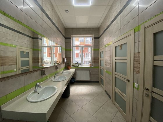 Клініка, школа, готель, офіс, 1535 м2 на Майдані Черновцы