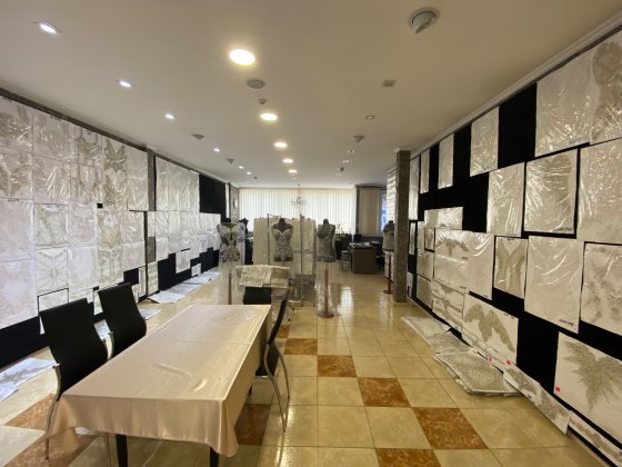 СМ Магазин з фасадним входом на проспекті Незалежності 52А в Чернівцях Черновцы