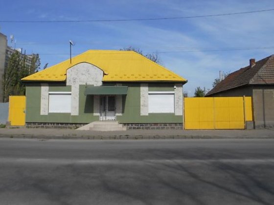 Торгово-офісне приміщення по Гагаріна з ділянкою  12 соток Ужгород