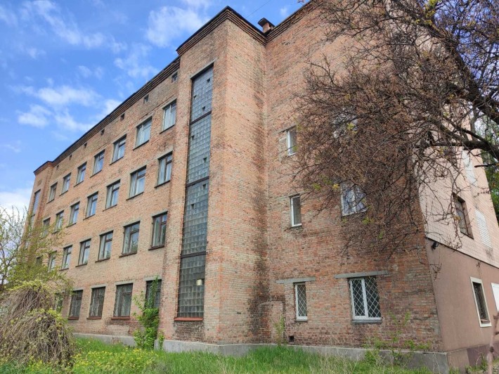 Продам адмвнбуділю в центрі м. Черкаси 2235м2, 320 дол м2. - фото 1