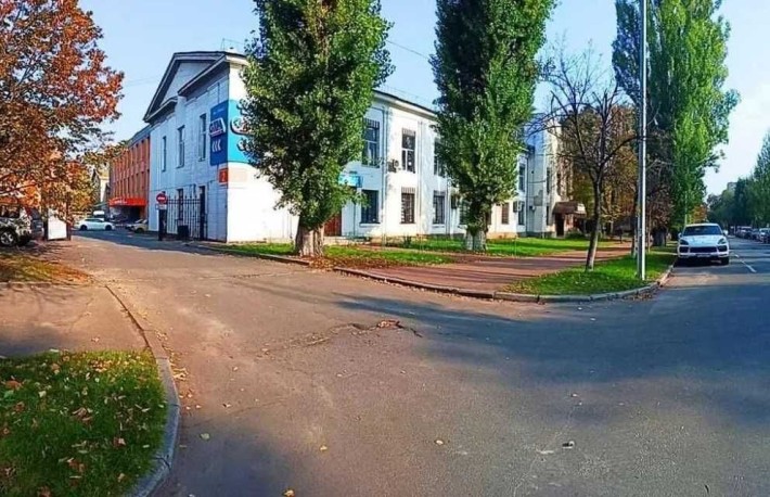 Центр.Будівля 1930м2+земля 0,5га під забудову ЖК(з містобудами).Фасад - фото 1
