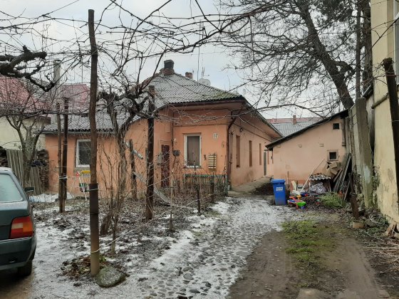 Продам одноповерховий напівособняк під бізнес в історичному центрі Ужгород