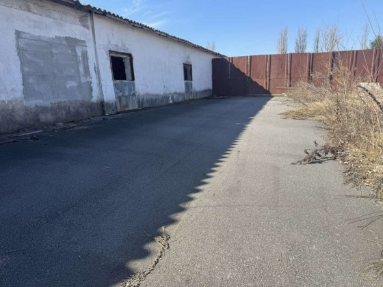 Продаж приміщення (коровник), 20 км від Вінниці, 1200 кв.м+60 с. землі Винница