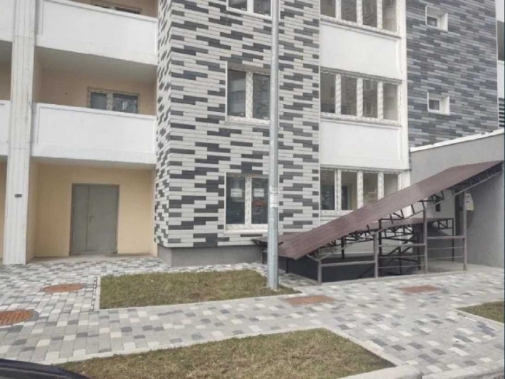 Фасадне нежитлове приміщення 83м2 ЖК Ревуцький, метро Харківська - фото 1