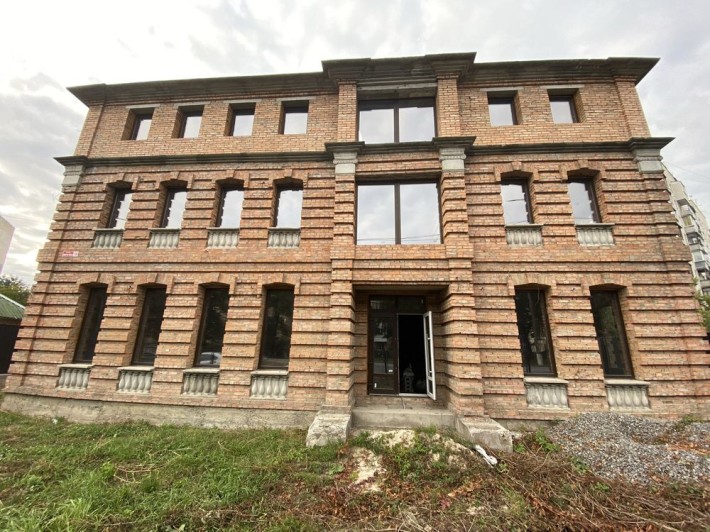 Продаж фасадної будівлі по вул. Пирогова. - фото 1