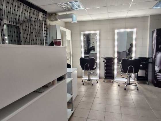 Продам салон краси по вул Перемоги, центральний вхід з фасаду Житомир