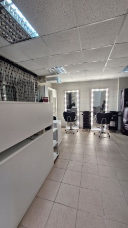 Продам салон краси по вул Перемоги, центральний вхід з фасаду - фото 1