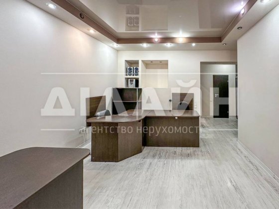 Продаж класного офісного приміщення 70 м2 з великим паркуванням.