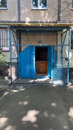 Голосіївський, Нежитлові приміщення 12,8 м2 Київ вул Лятошинського 14А - фото 1