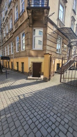 Продаж нежитлове приміщення вул. Єфремова 33 - фото 1