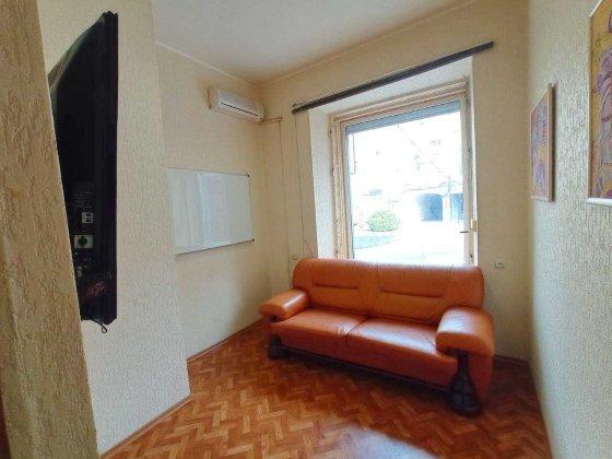 Продам 3 комнатное помещение на первом этаже, Дніпро