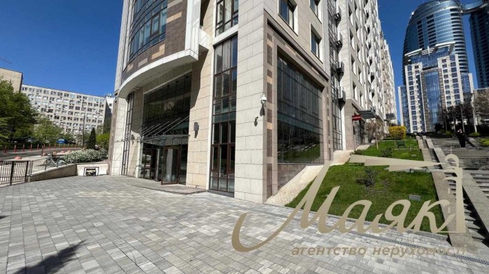 Продажа помещения 408м2 в ЖК Бульвар Фонтанов, ул. Саперное Поле 3 - фото 1