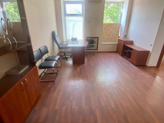 Центр города. Фасадное помещение с тремя окнами. Одесса