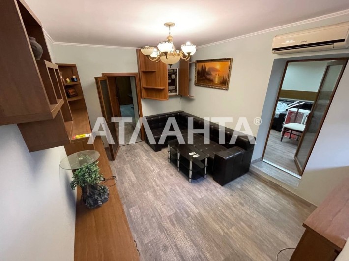 Центр. Коммерция (60 м2). Фасадный вход. - фото 1