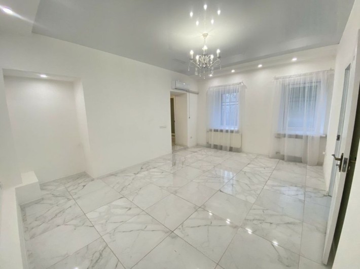 Продам помещение , квартира , фассадный вход, студия , центр , салон - фото 1