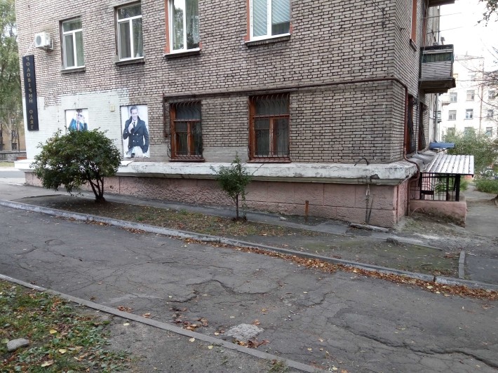 Сдам полудподвальное помещение с отд входом и окном на ц. проспекте - фото 1