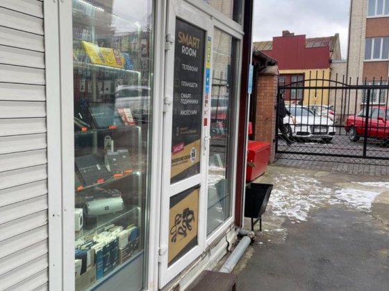 Ппрдам торговий павільйон з великим трафвком людей. Володимир