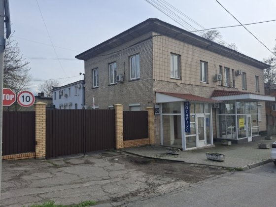 Адміністративна будівля з окремими воротами та гаражами комплекс