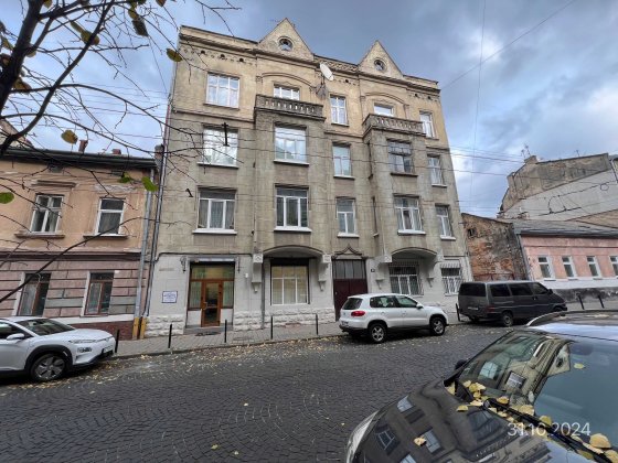 Цоколь, нежитлові приміщення 17,3м2, м. Львів, вул. Шептицьких, 10 Львов