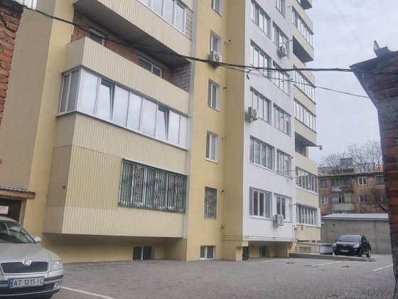 Здається напівпідвальне приміщення. Кам'янець-Подільський