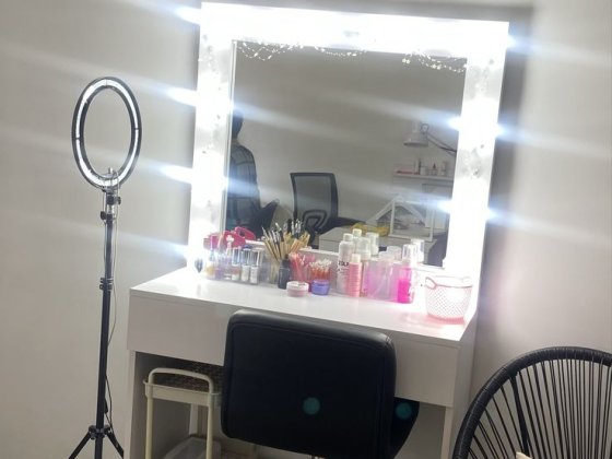 Робоче місце бровіста/візажиста / майстра по нарощуванню волосся. Кам'янець-Подільський