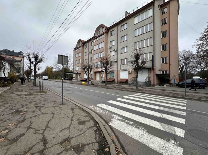 Приміщення на вул. Бандери (фасадний вхід) - фото 1